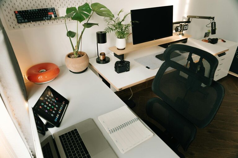 Consejos prácticos para organizar un espacio de trabajo en casa eficiente y cómodo
