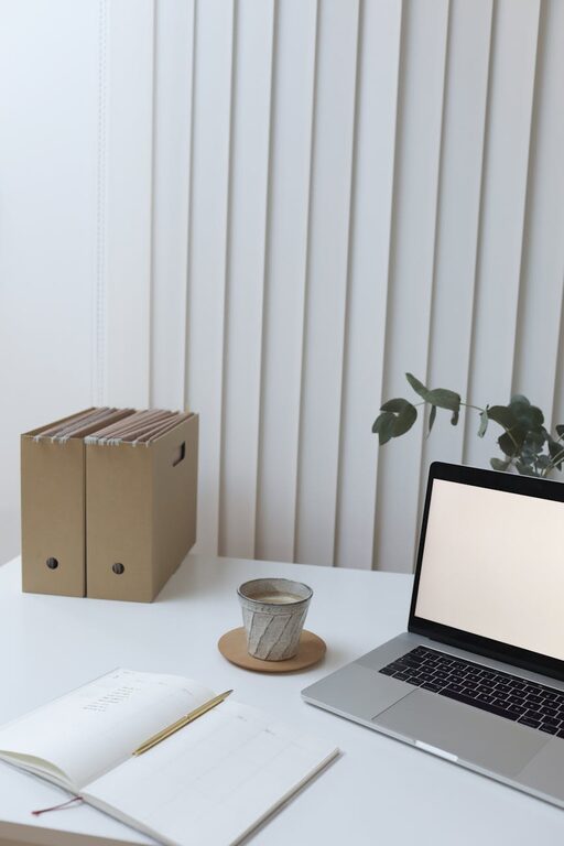Consejos prácticos para organizar tu espacio de trabajo en casa y mejorar la productividad